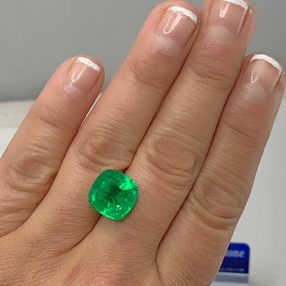 Emerald Green Gemstone loose - Picture 4 of 12